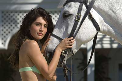 Solange (Caterina Murino) se ráda projede po pláži na koni