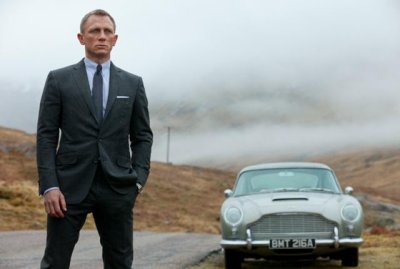 James Bond a jeho Aston Martin.